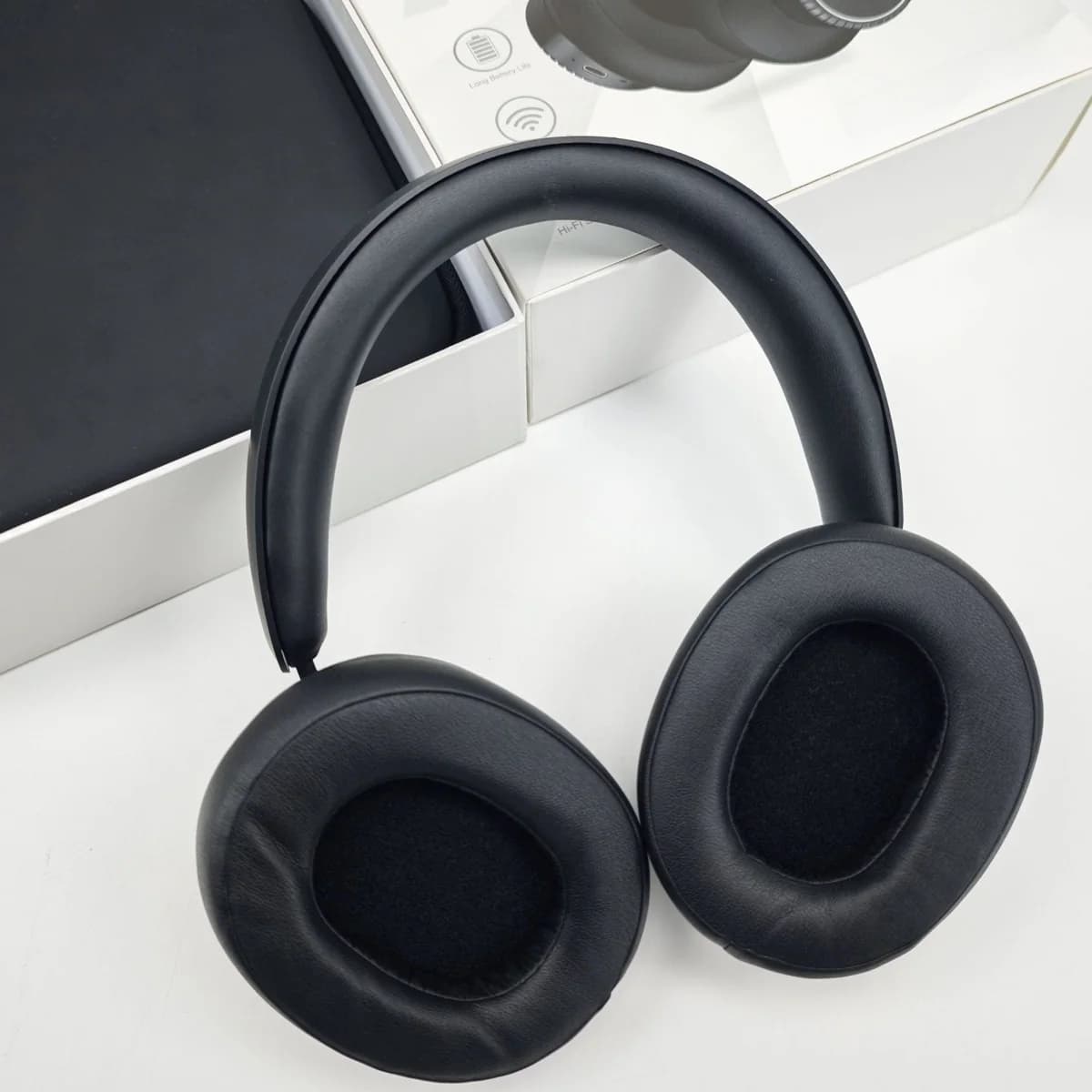 Безжични Bluetooth слушалки тип „over-ear“ с шумопотискане и калъф