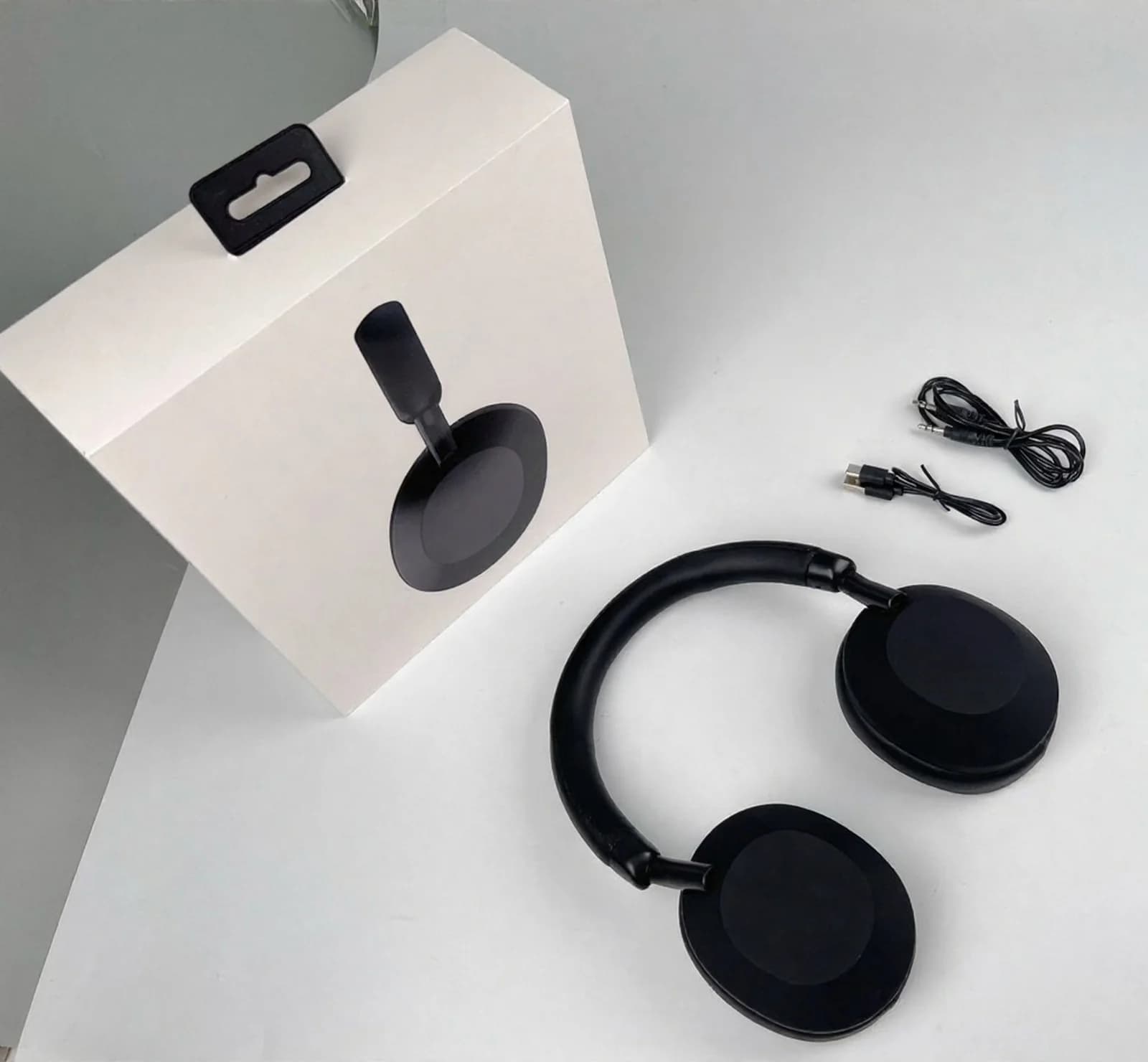 Безжични Bluetooth слушалки с активно шумопотискане, тип „на ушите“, стерео
