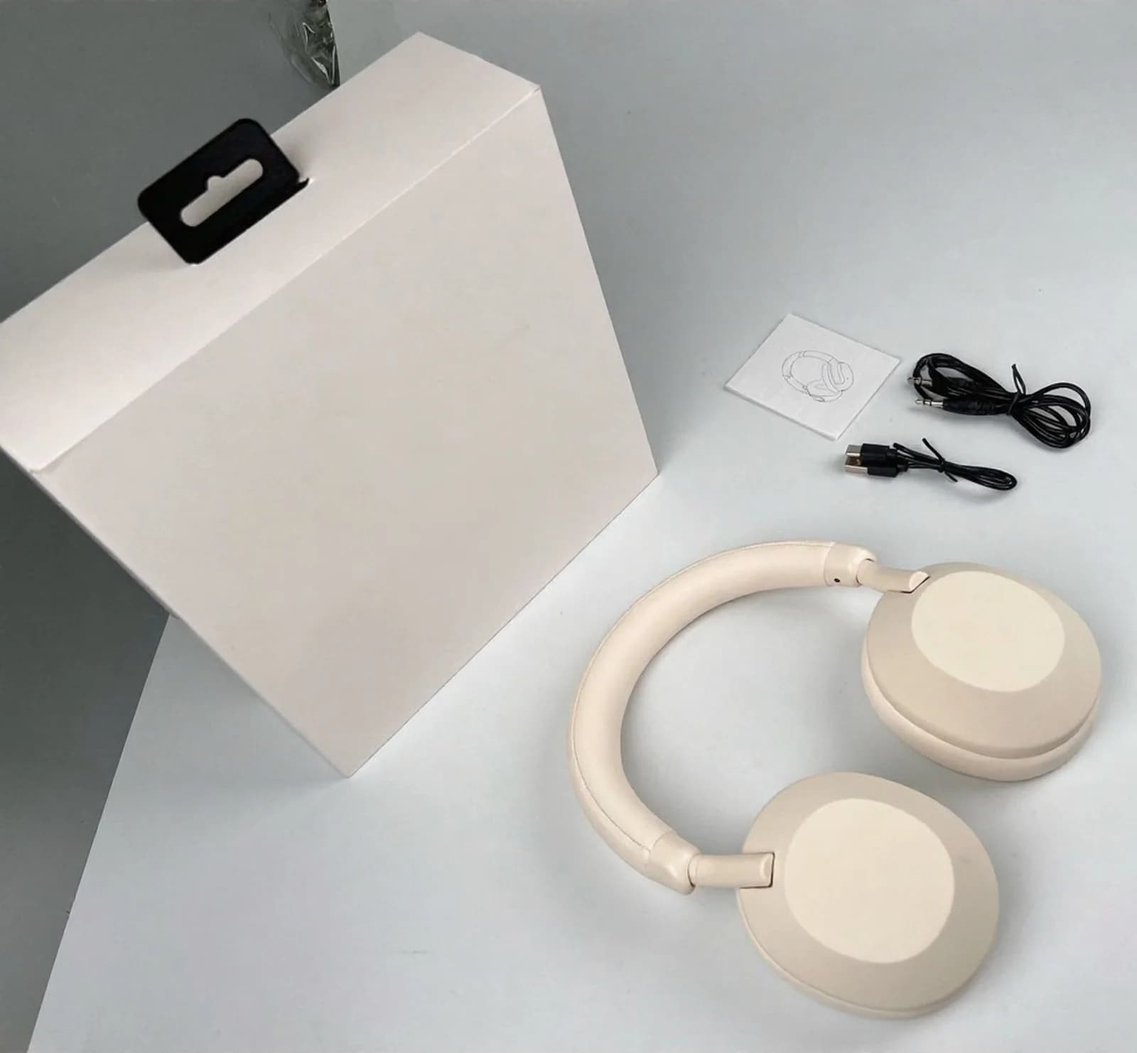 Безжични Bluetooth слушалки с активно шумопотискане, тип „на ушите“, стерео