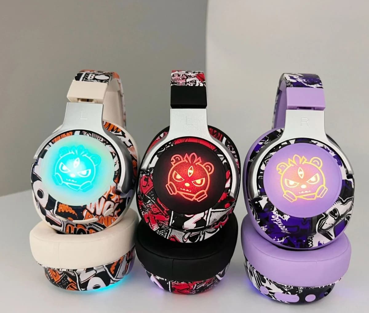 Bluetooth слушалки тип „over-ear“ с графити дизайн, RGB осветление и микрофон