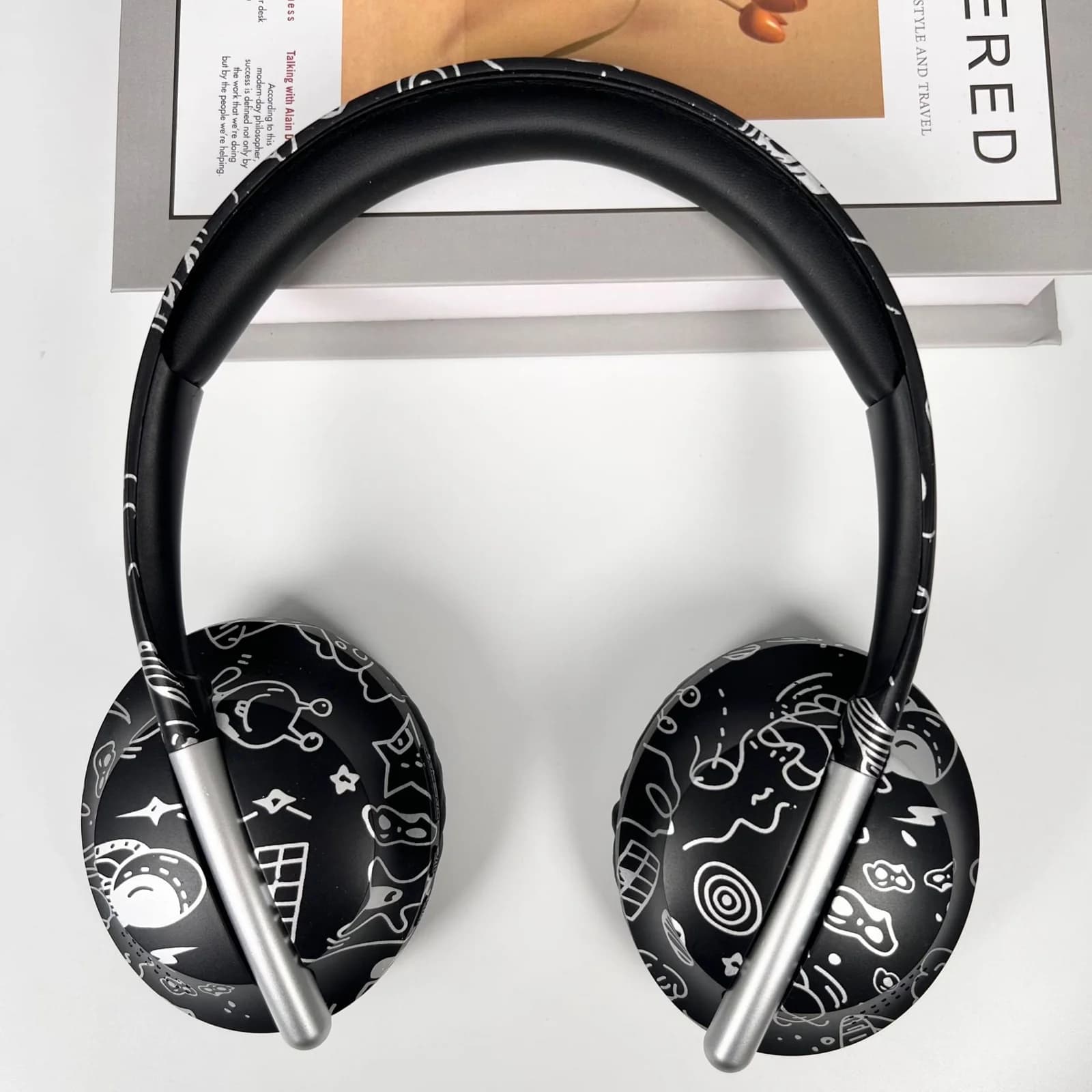 Bluetooth слушалки тип „на ухо“ със слот за TF карта и безжична връзка